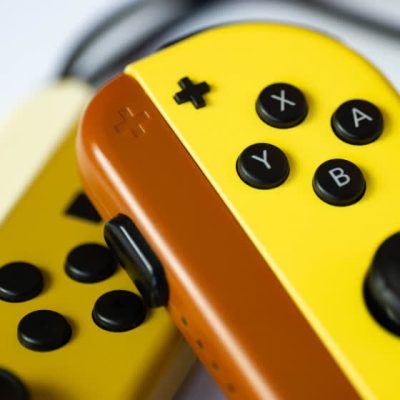 Nintendo patent shows gaming device with dual-screen folding and detachable design